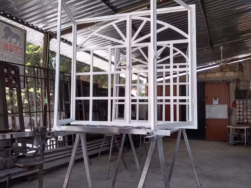 Construcciones Met&aacute;licas LEON