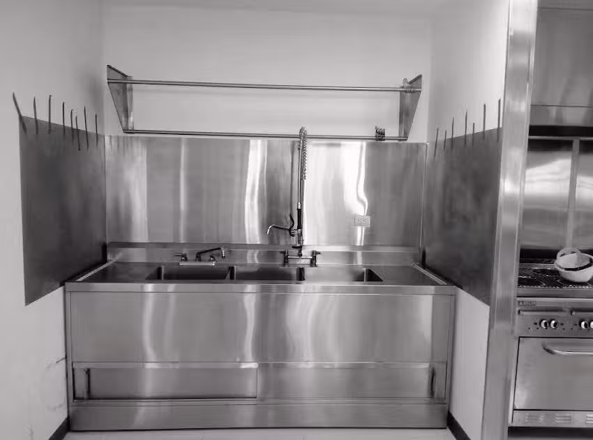 Elinox Fabricaci&oacute;n y Reparaci&oacute;n de Equipos en Acero Inoxidable.