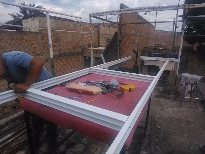 Herrer&iacute;a, aluminio, vidrio, Acero inoxidable, Electricidad residencial. Cisne