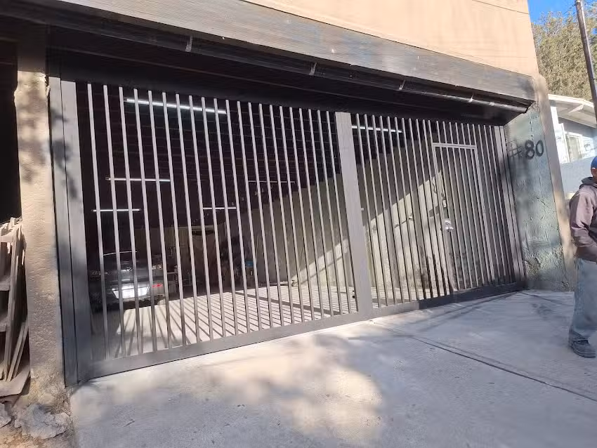 Herrer&iacute;a DeLa Rosa