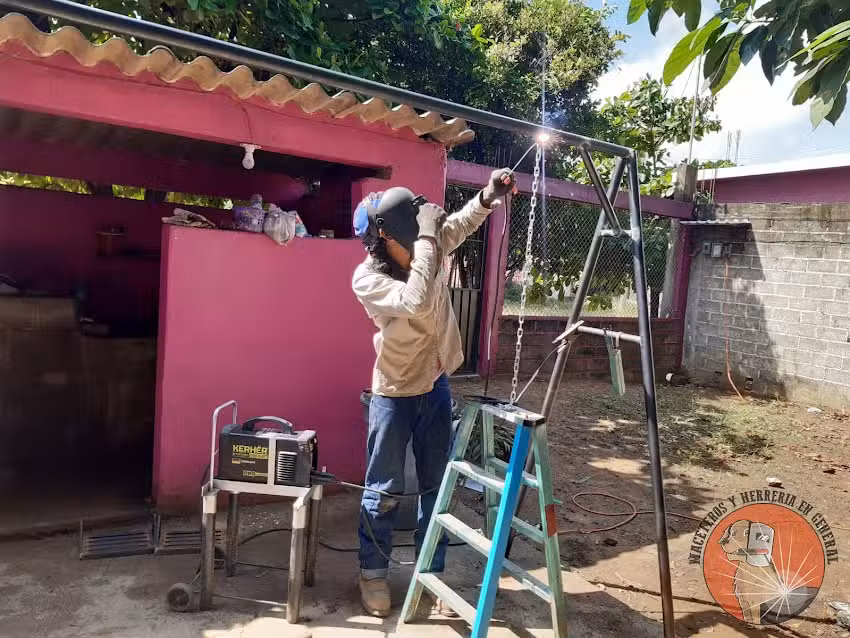 Maceteros y herrer&iacute;a en general