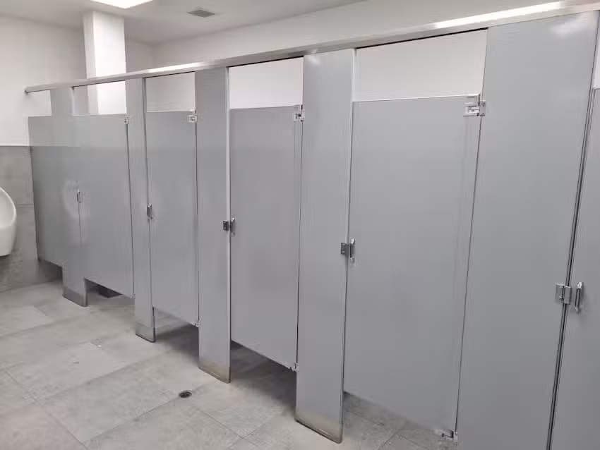 Mamparas para sanitarios en Tijuana By Vero Casas