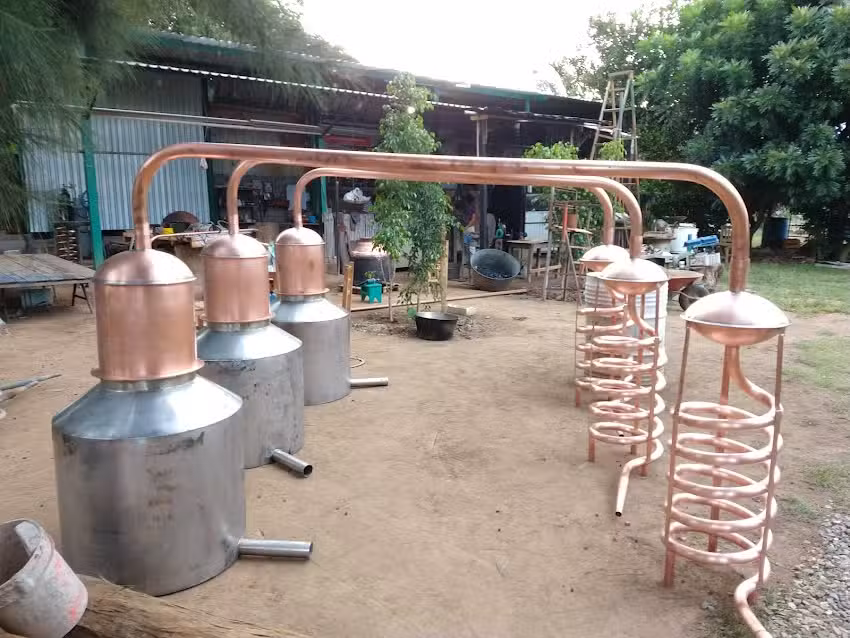 Taller artesanal de alambiques de cobre de Don Mario santaella