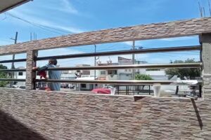 Taller de herrer&iacute;a, aluminio y anuncio luminoso &ldquo;El mazo&rdquo;