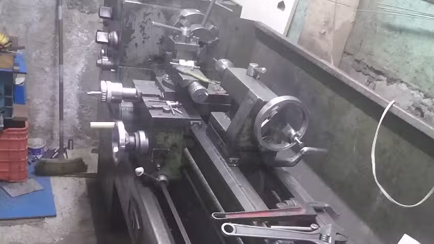 Torno y fresadora. Servicio de mantenimiento industrial