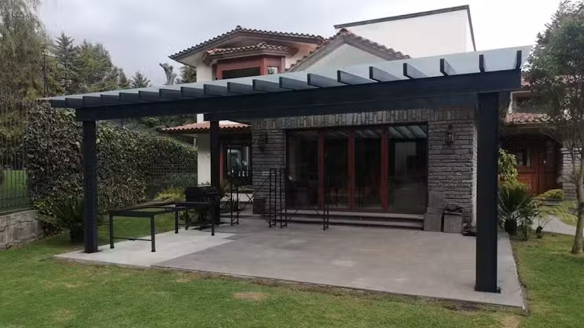 VULKANIA Canceleria de aluminio cristal templado, herrer&iacute;a y puertas autom&aacute;ticas